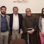 Fotografa de los participantes en el acto. De izquierda a derecha: Francisco Leira (secretario de redaccin), Juan Manuel Bujn, director del Liceo, Fr. Jos Antonio Castieira, Ministro Provincial de la Provincia Franciscana de Santiago, y Miriam Elena Corts, coordinadora del nmero.