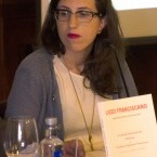 Primer plano de la coordinadora del nmero, con un ejemplar del mismo, la Dra. Miriam Elena Corts.